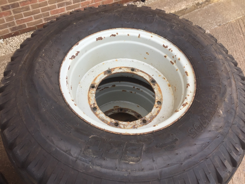 600/60/30.5 + 400/70/20 tyres fitted to Ford/New Holland 7740 4wd rims