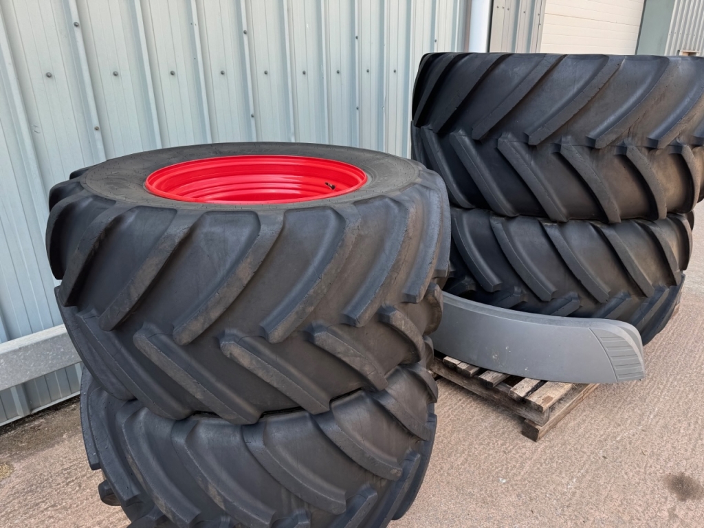 2x 900/50/42 + 2x 710/55/30 Michelin tyres fitted Fendt 700 series rims