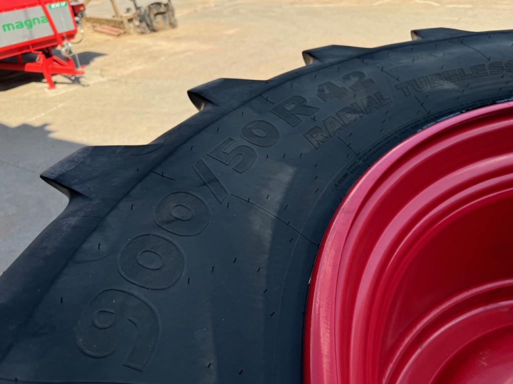 2x 900/50/42 + 2x 710/55/30 Michelin tyres fitted Fendt 700 series rims
