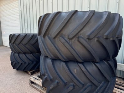 2x 900/50/42 + 2x 710/55/30 Michelin tyres fitted Fendt 700 series rims