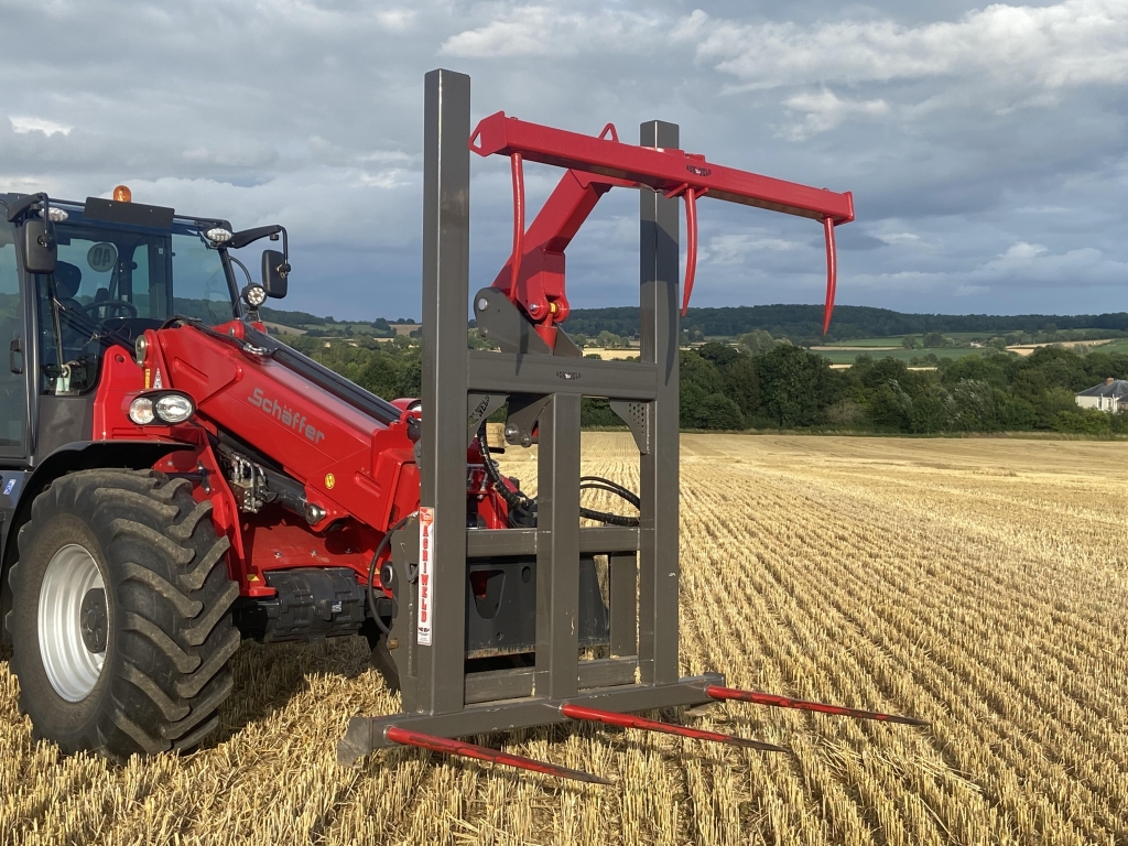 Agriweld big square bale grab, 2024, pin and cone hooks, tripple spike, as new