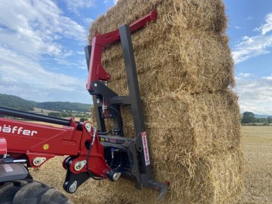 Agriweld big square bale grab, 2024, pin and cone hooks, tripple spike, as new