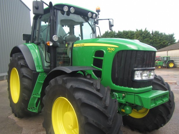 John Deere 7530