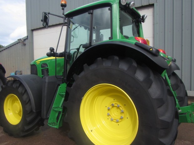 John Deere 7530