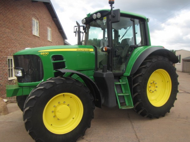 John Deere 6830