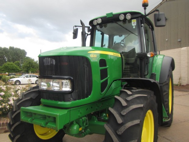 John Deere 6830