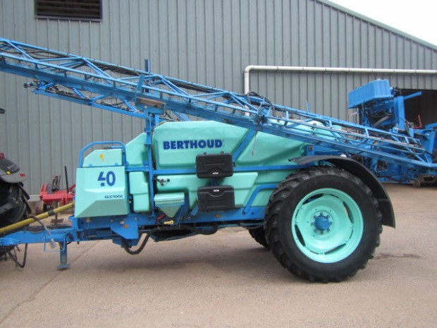 Berthoud Maxxer 4,000 LT air assist sprayer