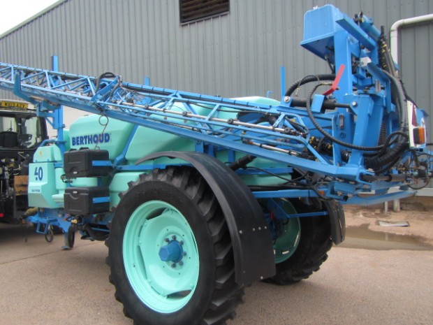 Berthoud Maxxer 4,000 LT air assist sprayer