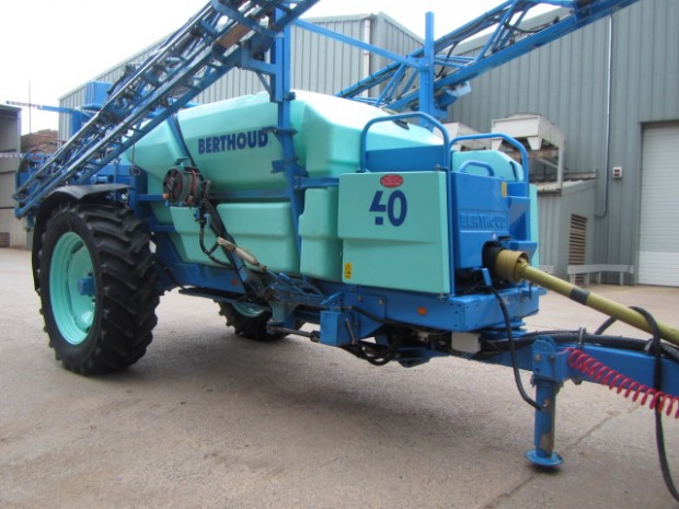 Berthoud Maxxer 4,000 LT air assist sprayer
