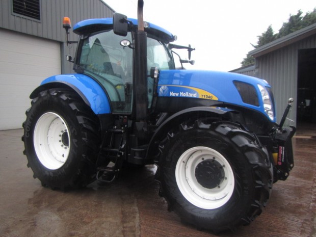 New Holland T7040