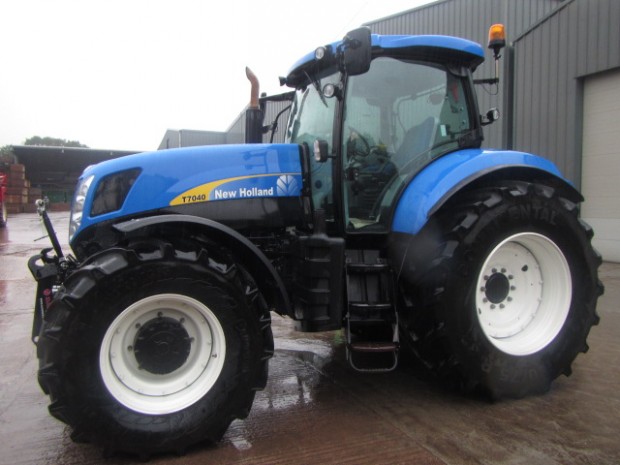 New Holland T7040