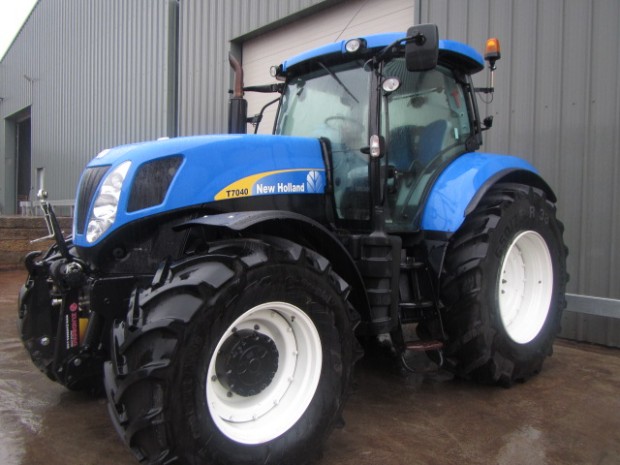 New Holland T7040
