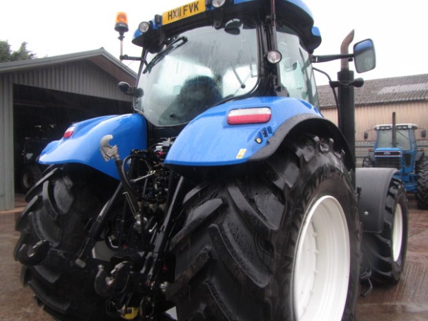 New Holland T7040