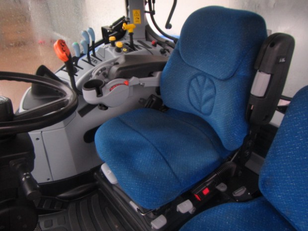 New Holland T7040