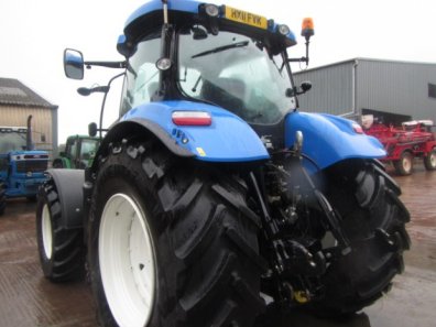 New Holland T7040