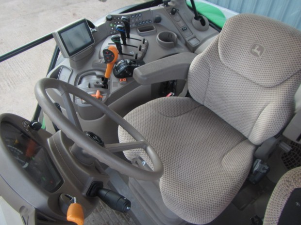 John Deere 6210R