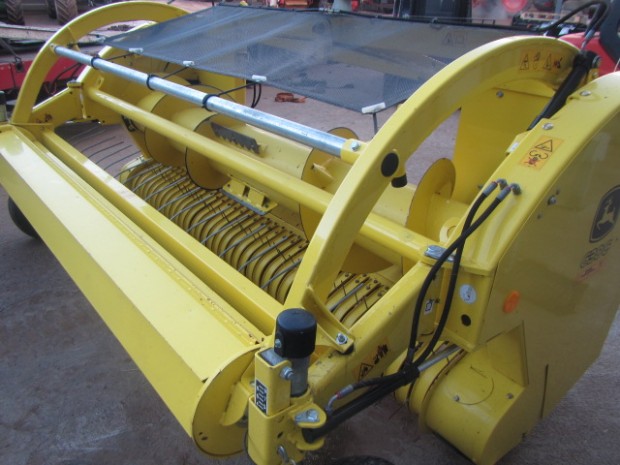 John Deere 630C grass header