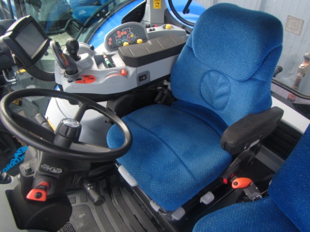 New Holland T7050