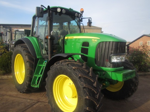 John Deere 7530