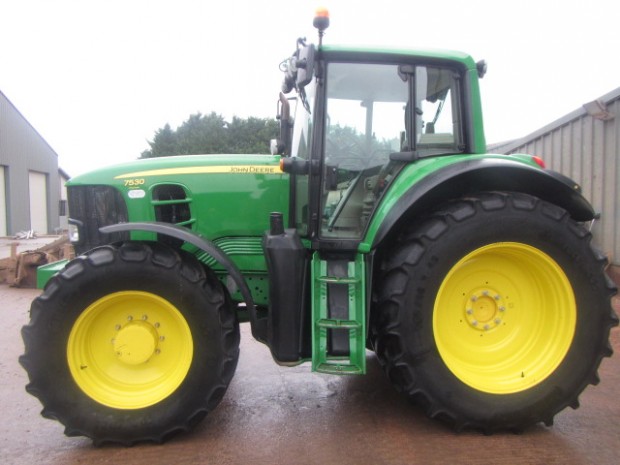 John Deere 7530