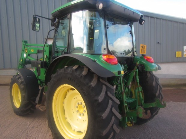 John Deere 5820