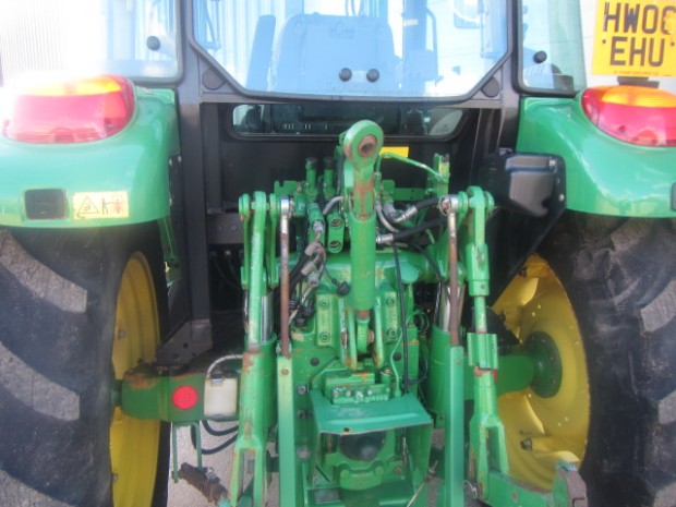 John Deere 5820