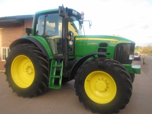 John Deere 7530