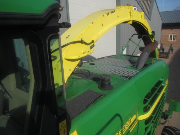 John Deere 7400