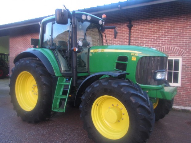 John Deere 7530