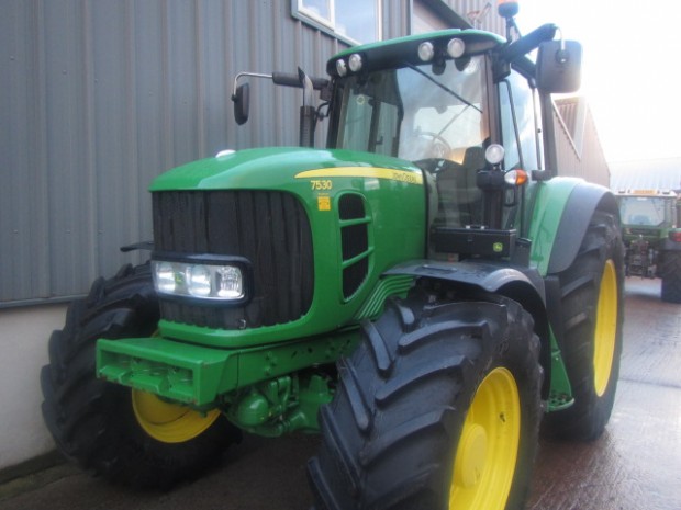 John Deere 7530