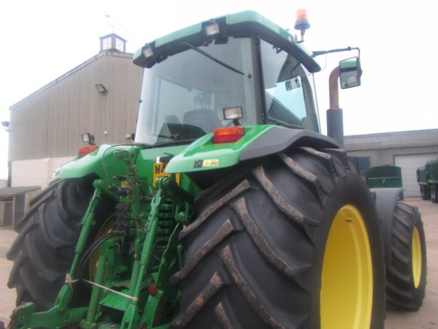 John Deere 8400