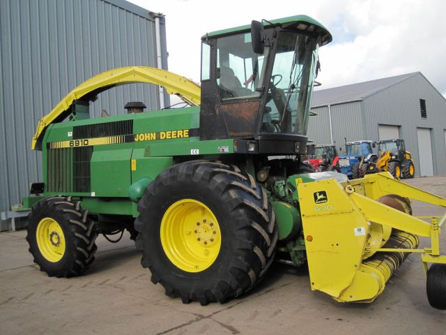 John Deere 6910