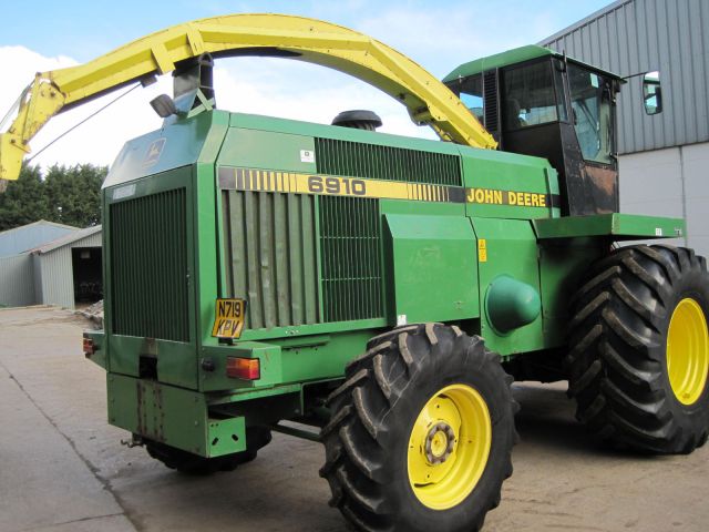 John Deere 6910