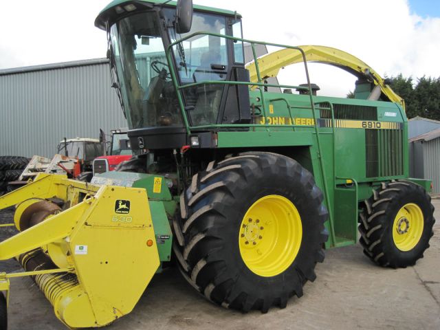 John Deere 6910