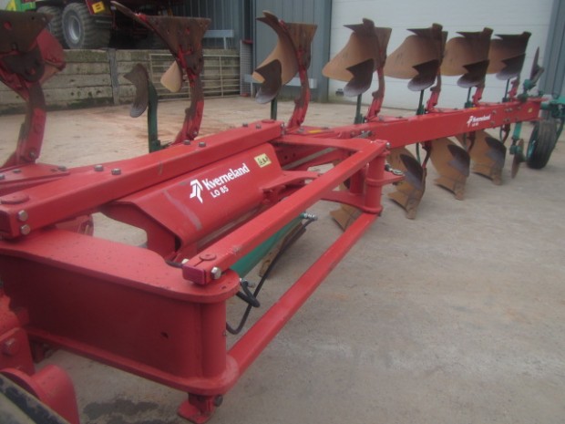 Kverneland LO 85 6+1 7 furrow reversible plough