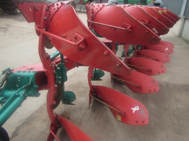 Kverneland LO 85 6+1 7 furrow reversible plough