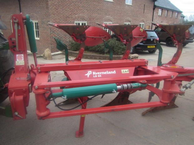 Kverneland LO 85 6+1 7 furrow reversible plough
