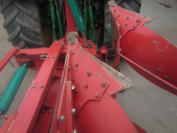 Kverneland LO 85 6+1 7 furrow reversible plough