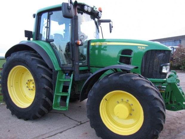 John Deere 7530