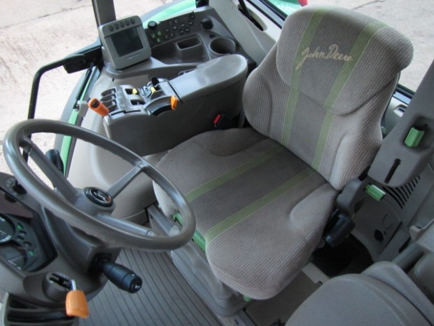John Deere 7530