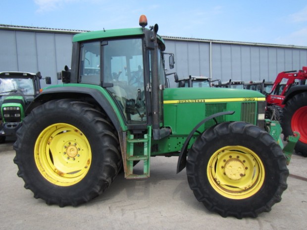 John Deere 6910