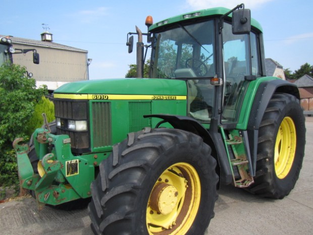 John Deere 6910