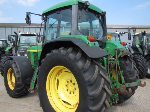 John Deere 6910