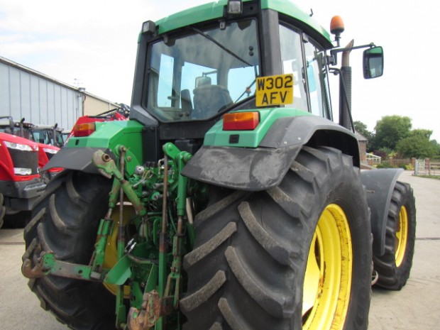 John Deere 6910