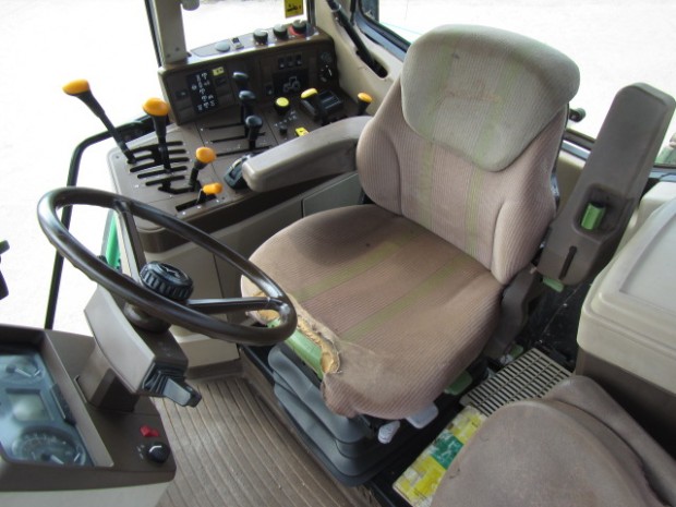 John Deere 6910