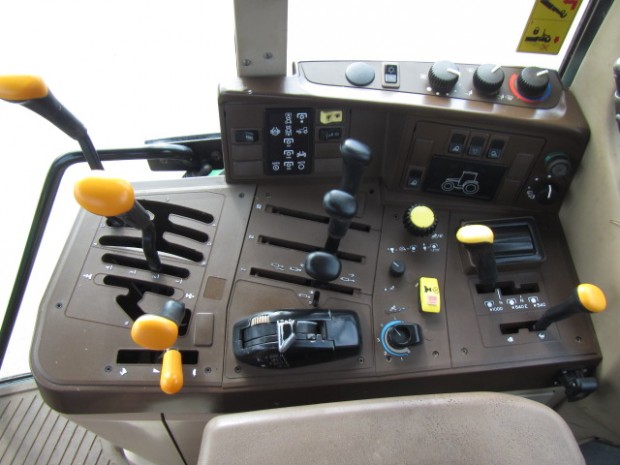 John Deere 6910