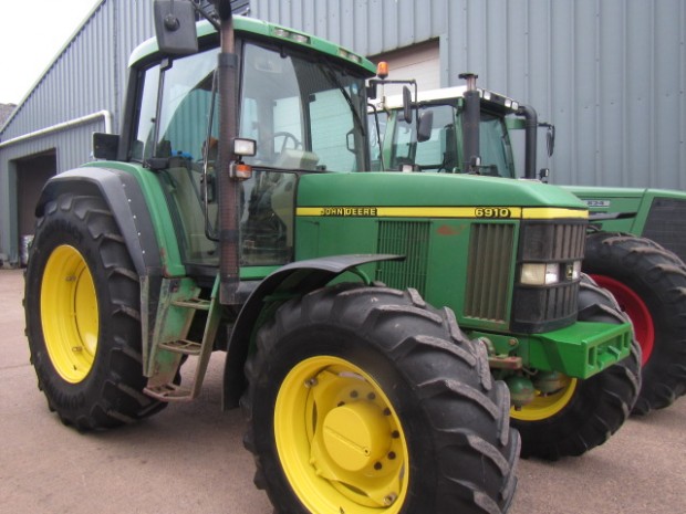 John Deere 6910