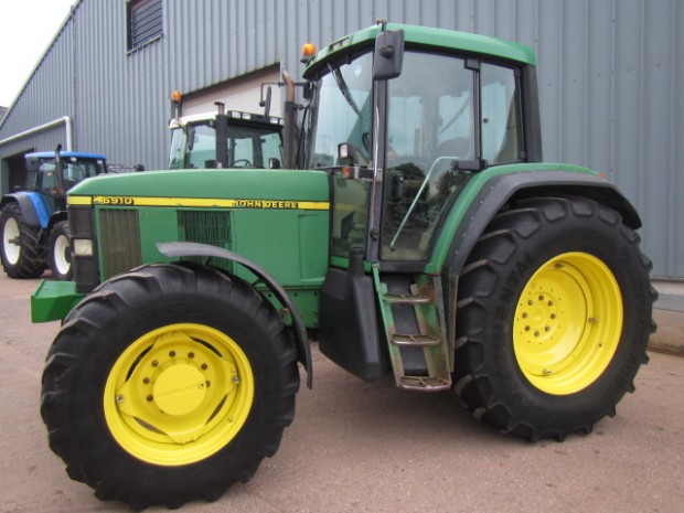 John Deere 6910