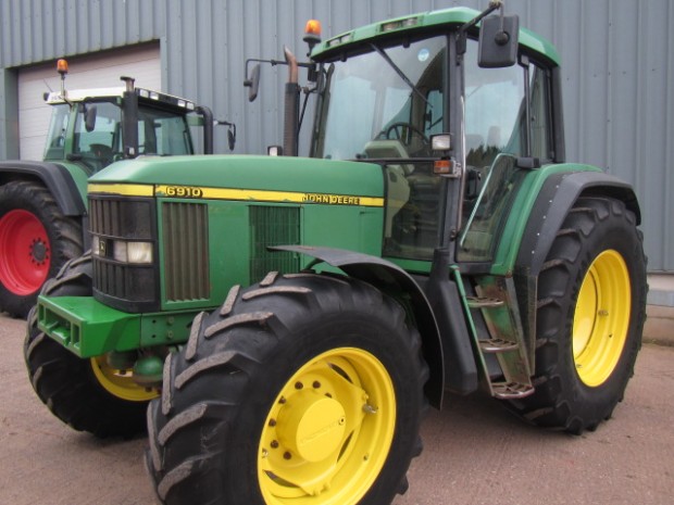 John Deere 6910