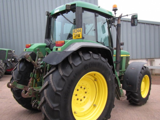 John Deere 6910